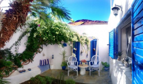 Small traditiional home near the shops and restaurants in Korissia, Kea